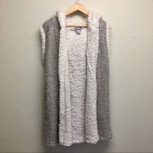 Hooded vest with acrylic fur lining